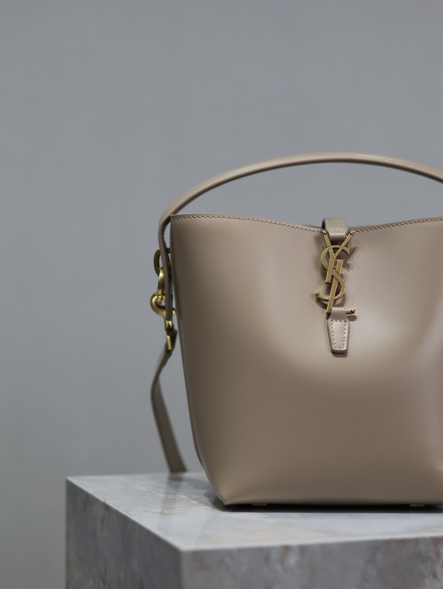 YSL 25S LE 37 BUCKET 20 IN BEIGE CALFSKIN GOLD HARDWARE