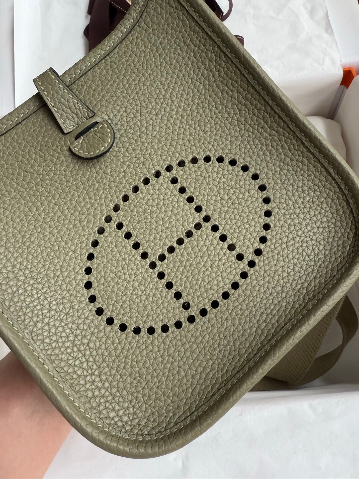 HM 25S EVELYNE 17 CM IN OLIVE GRAY COWHIDE WITH GOLD HARDWARE