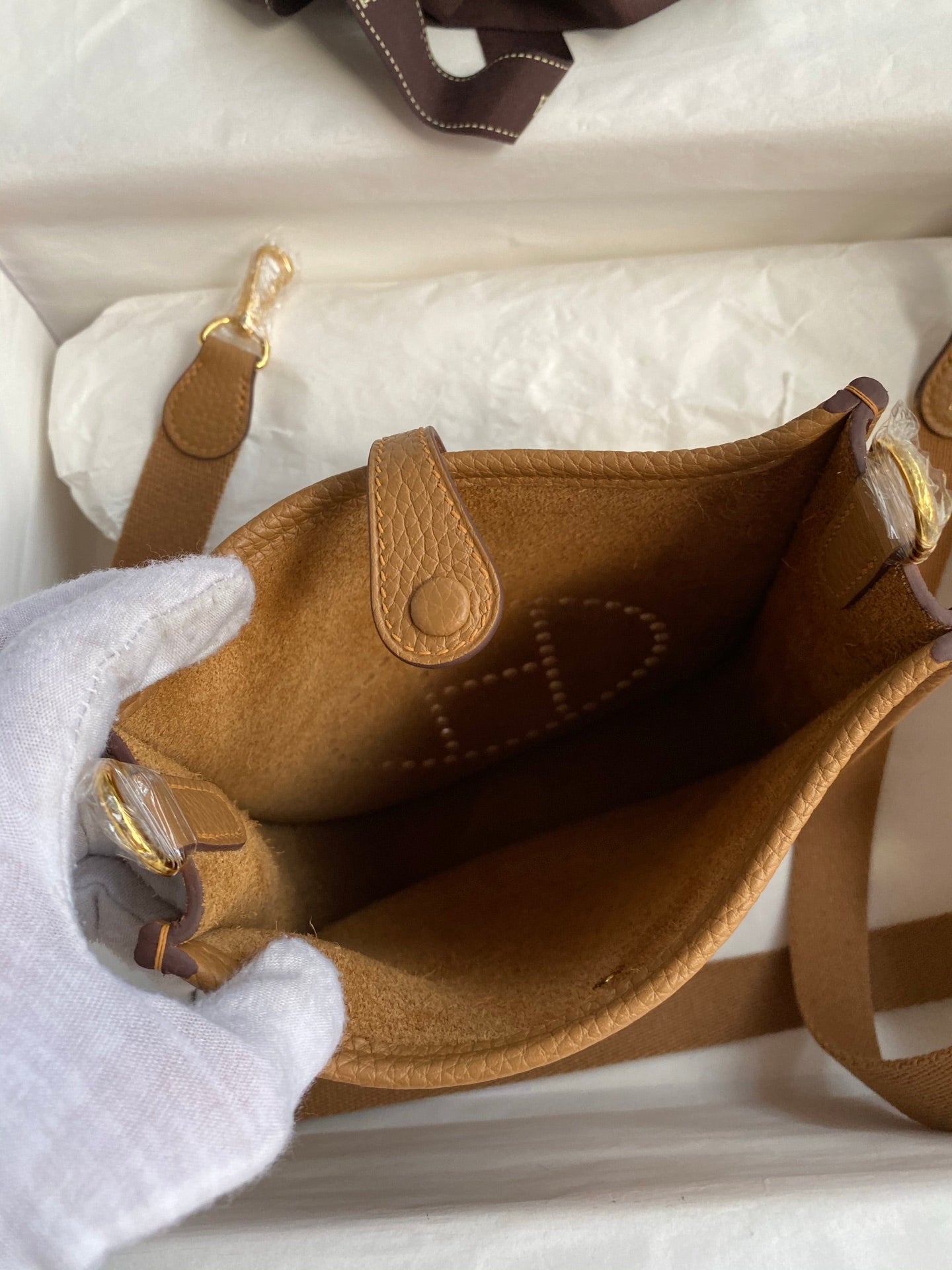 HM 25S EVELYNE 17 CM IN BROWN COWHIDE WITH GOLD HARDWARE