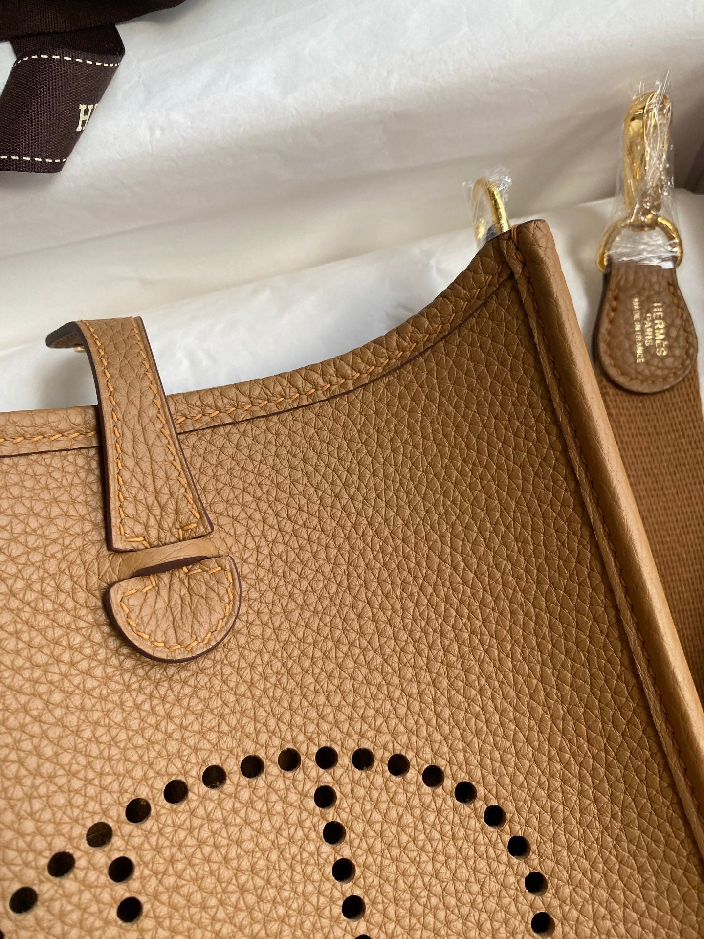 HM 25S EVELYNE 17 CM IN BROWN COWHIDE WITH GOLD HARDWARE