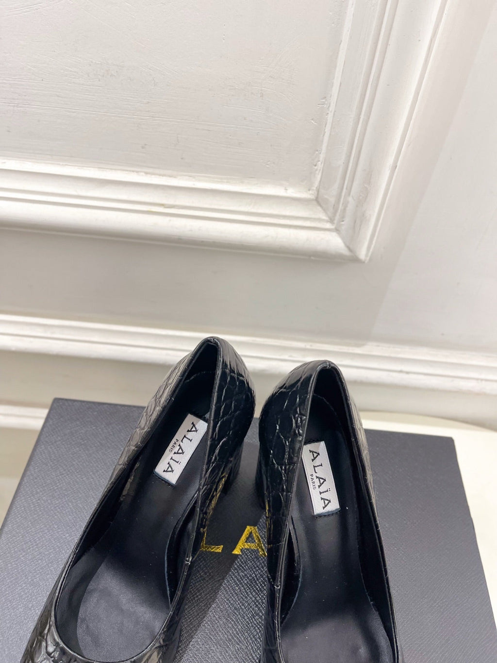 ALAIA 26S HIGH HEELS 95 MM IN BLACK CROCODILE-EMBOSSED CALFSKIN