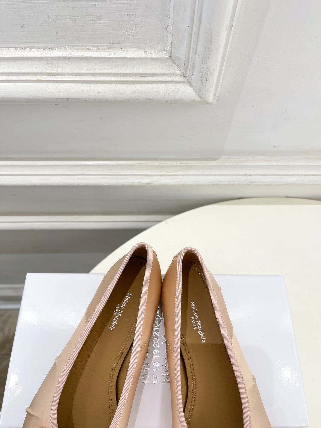 LOEWE 26S SPLIT-TOE BALLET FLATS IN NUDE PINK SILK