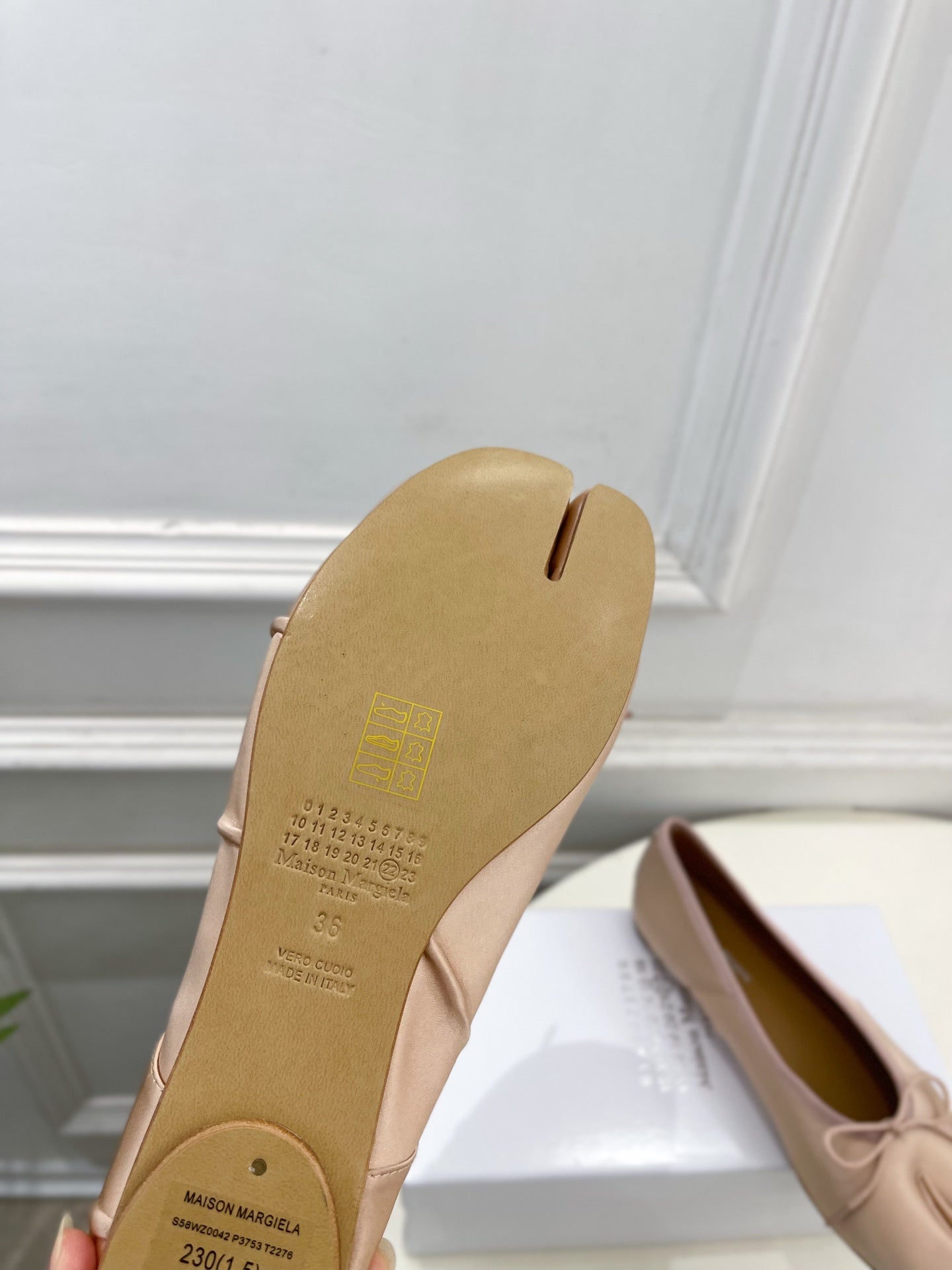 LOEWE 26S SPLIT-TOE BALLET FLATS IN NUDE PINK SILK