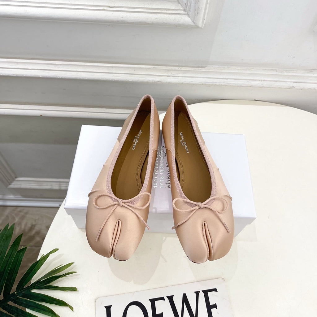 LOEWE 26S SPLIT-TOE BALLET FLATS IN NUDE PINK SILK