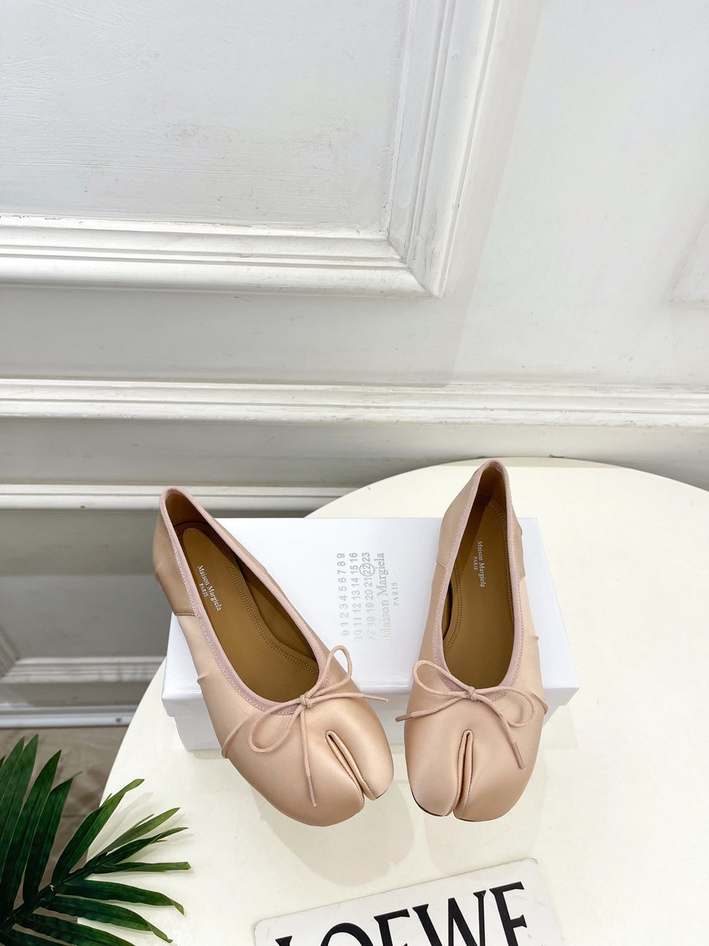 LOEWE 26S SPLIT-TOE BALLET FLATS IN NUDE PINK SILK