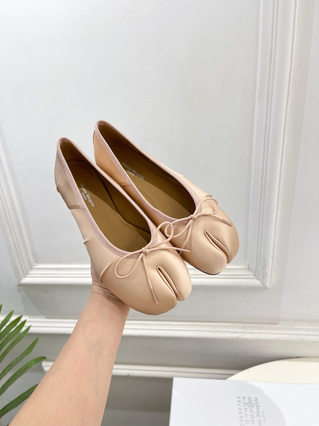 LOEWE 26S SPLIT-TOE BALLET FLATS IN NUDE PINK SILK