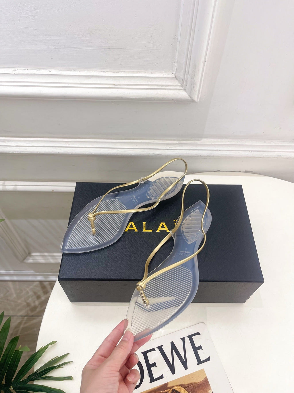ALAIA 26S POINTED-TOE THONG SANDALS IN GOLD AND TRANSPARENT PVC
