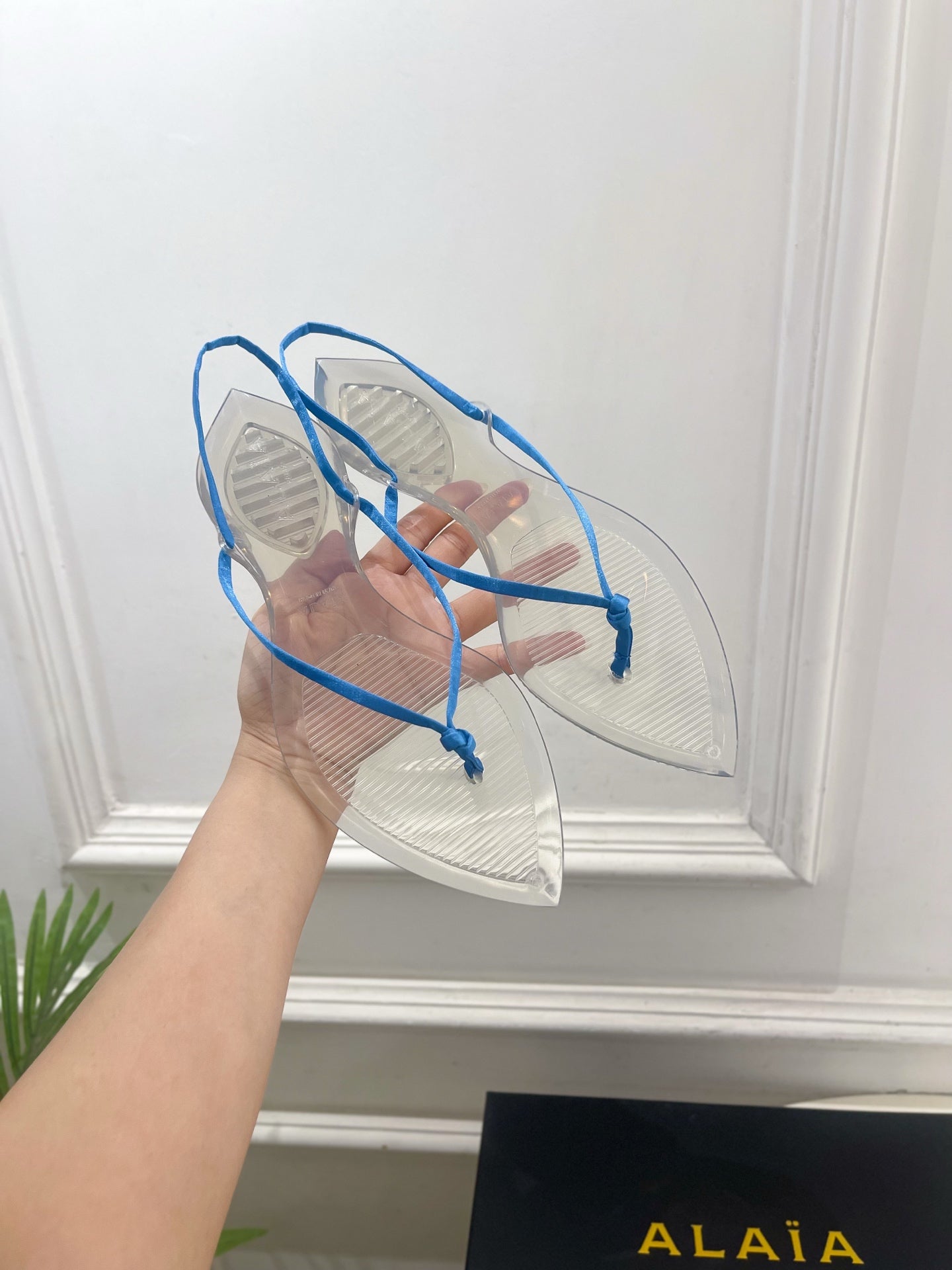 ALAIA 26S POINTED-TOE THONG SANDALS IN BLUE SATIN AND TRANSPARENT PVC