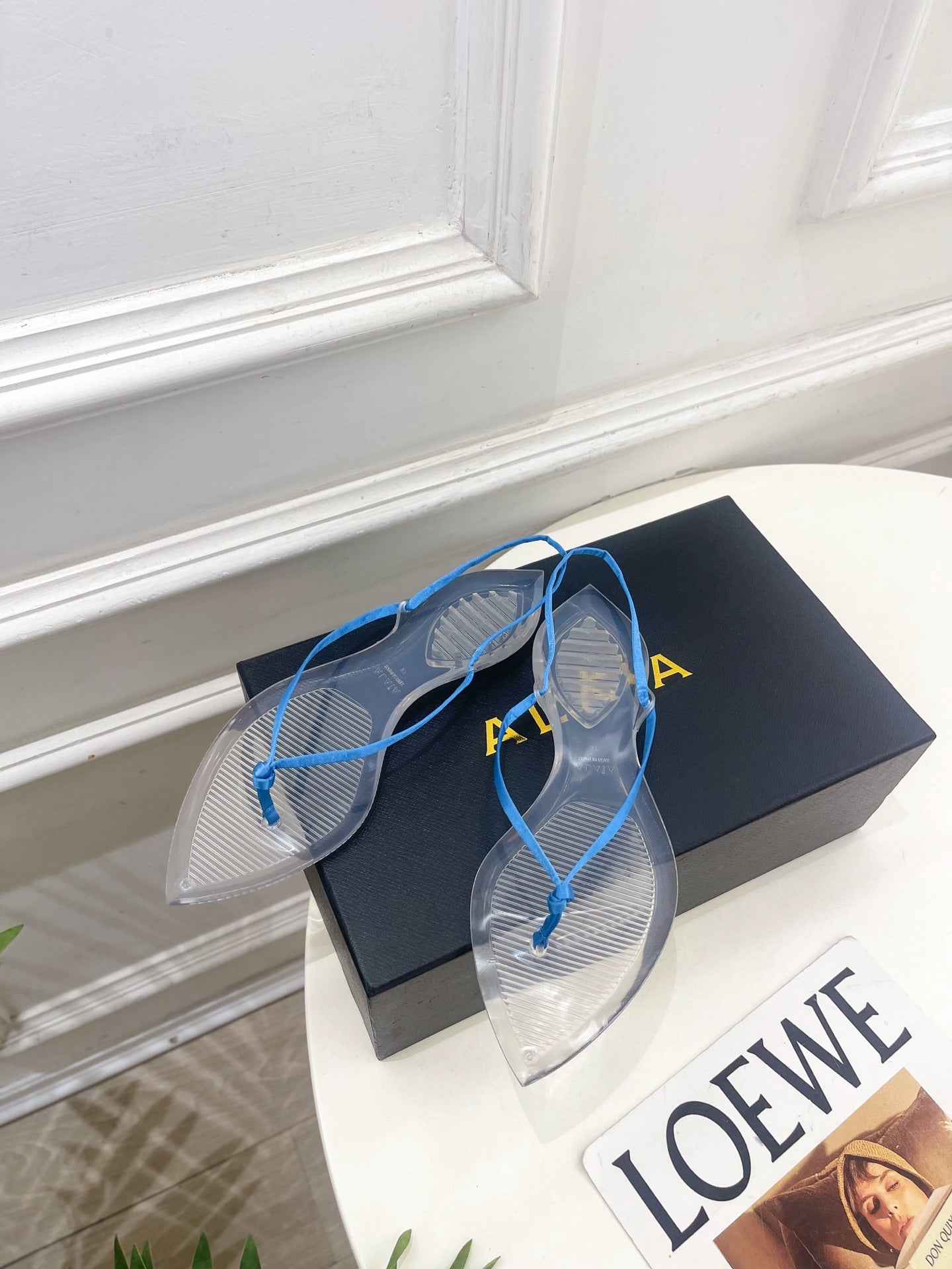 ALAIA 26S POINTED-TOE THONG SANDALS IN BLUE SATIN AND TRANSPARENT PVC