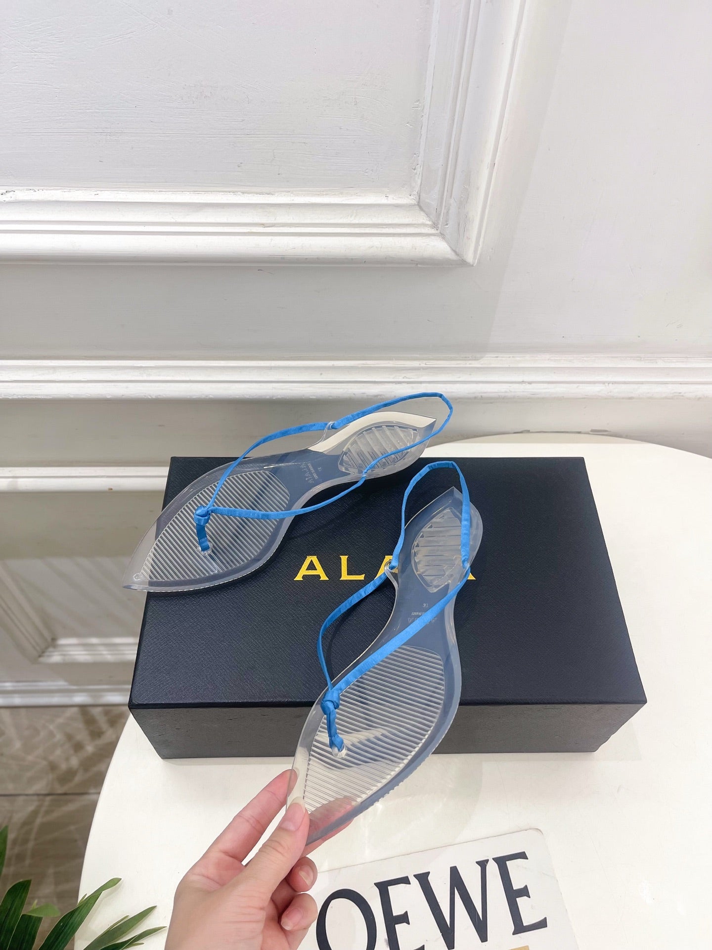 ALAIA 26S POINTED-TOE THONG SANDALS IN BLUE SATIN AND TRANSPARENT PVC