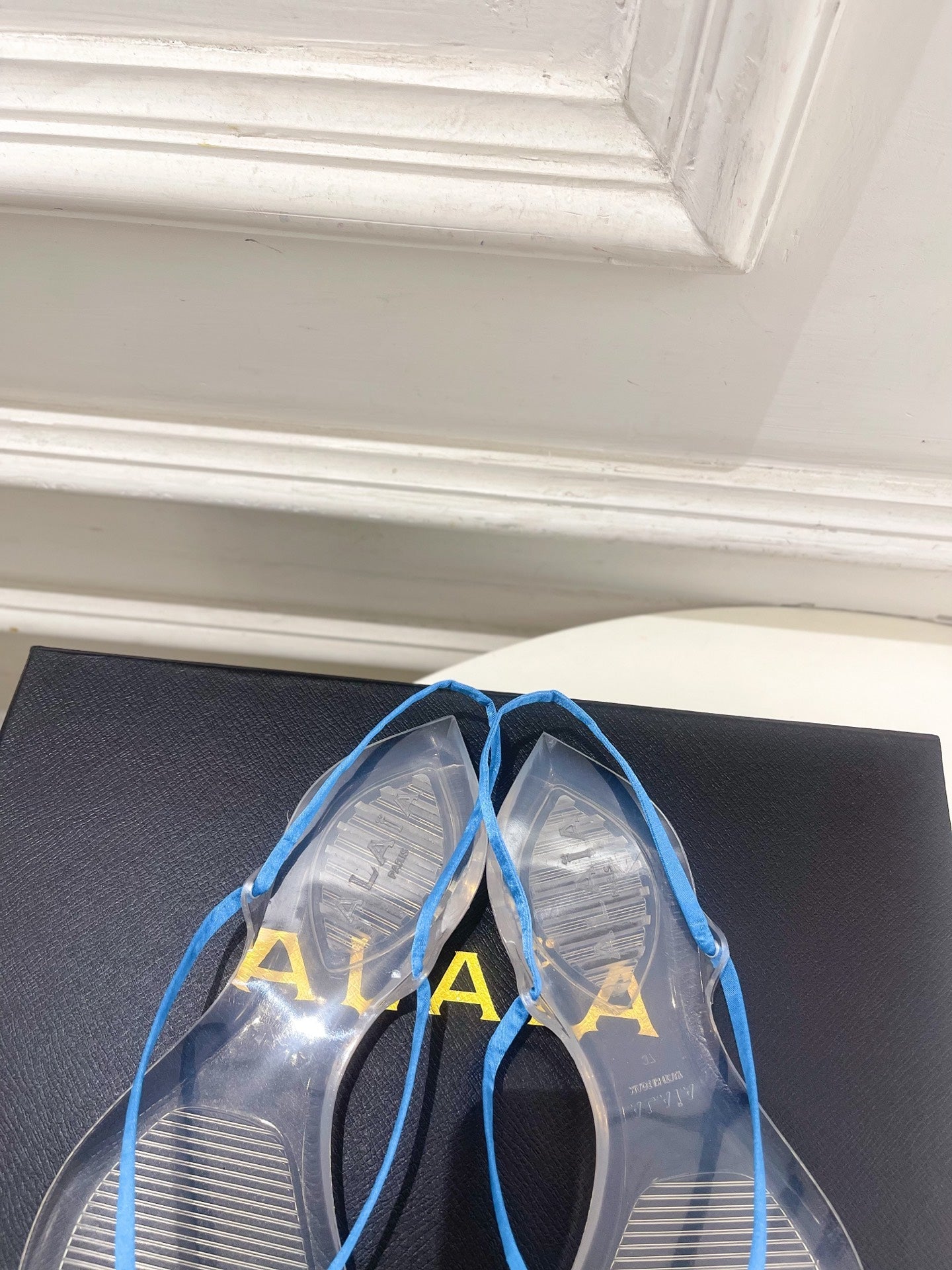 ALAIA 26S POINTED-TOE THONG SANDALS IN BLUE SATIN AND TRANSPARENT PVC
