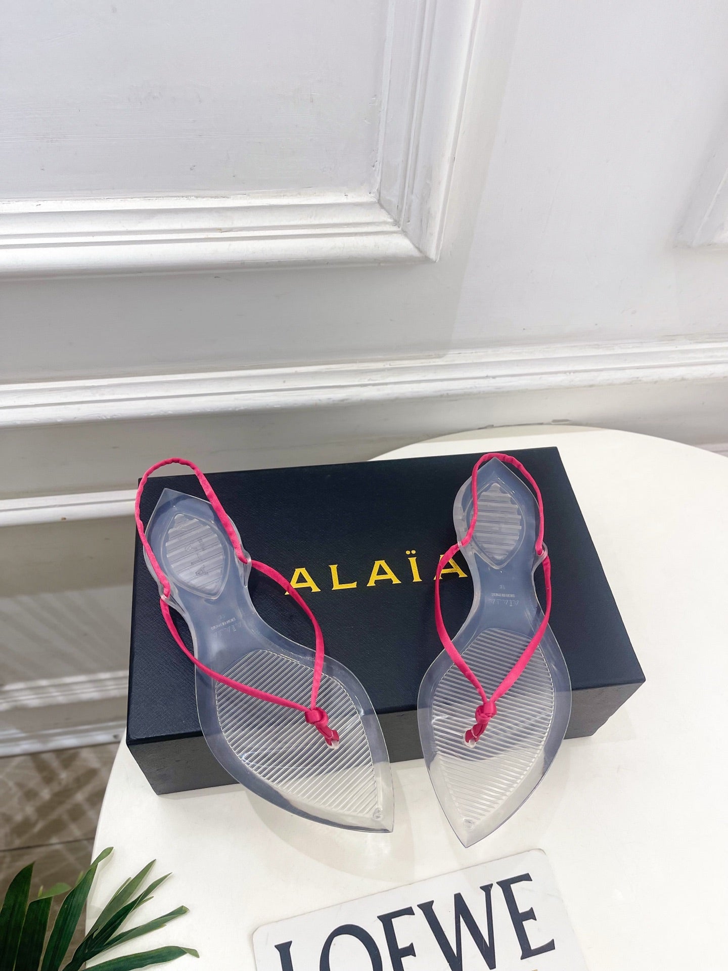 ALAIA 26S POINTED-TOE THONG SANDALS IN DARK PINK SATIN AND TRANSPARENT PVC