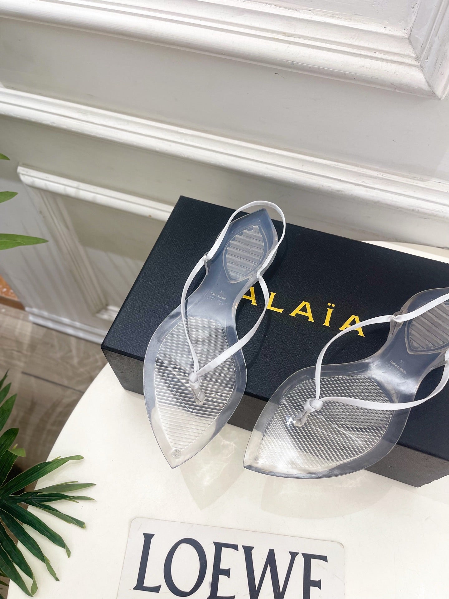 ALAIA 26S POINTED-TOE THONG SANDALS IN WHITE SATIN AND TRANSPARENT PVC